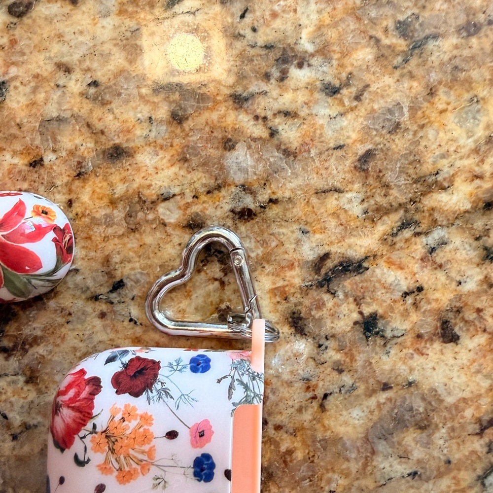 Velvet Caviar AirPods Gen 1/2 Case with Heart Clip “Nude Vintage Florals” - Picture 5 of 9